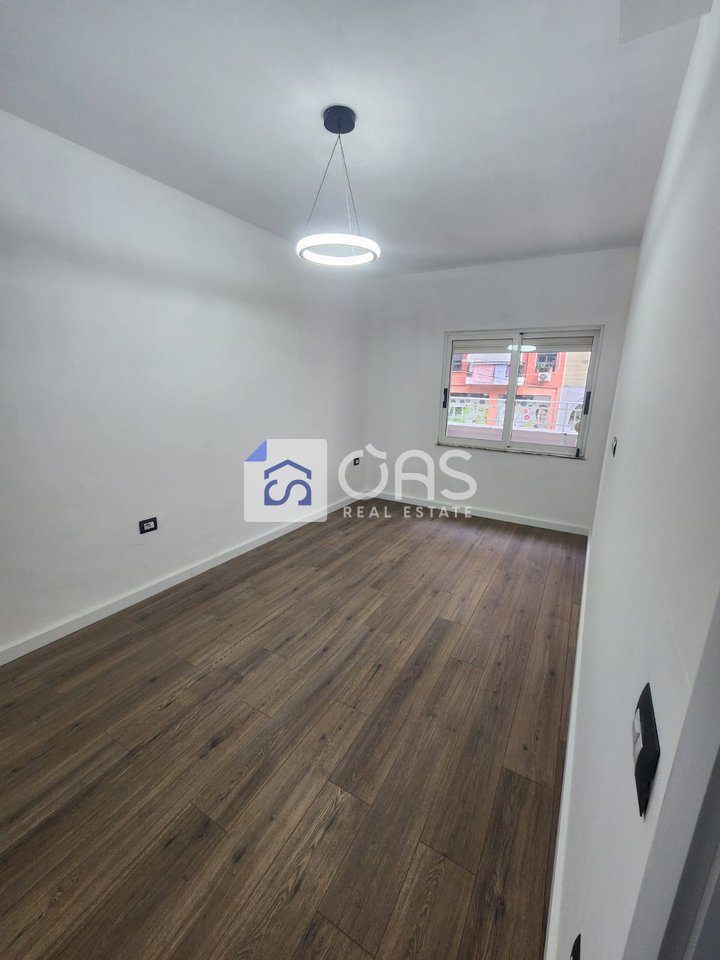 Shitet apartament 1+1 tek Komuna e Parisit