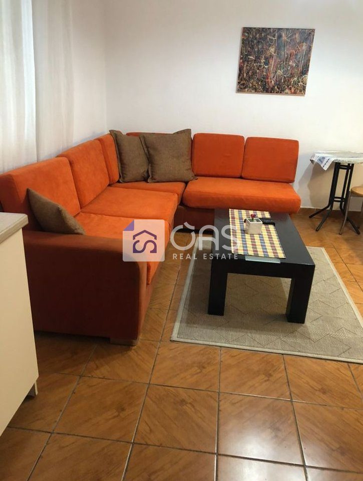 Jepet apartament me qera 1+1 tek Komuna e Parisit