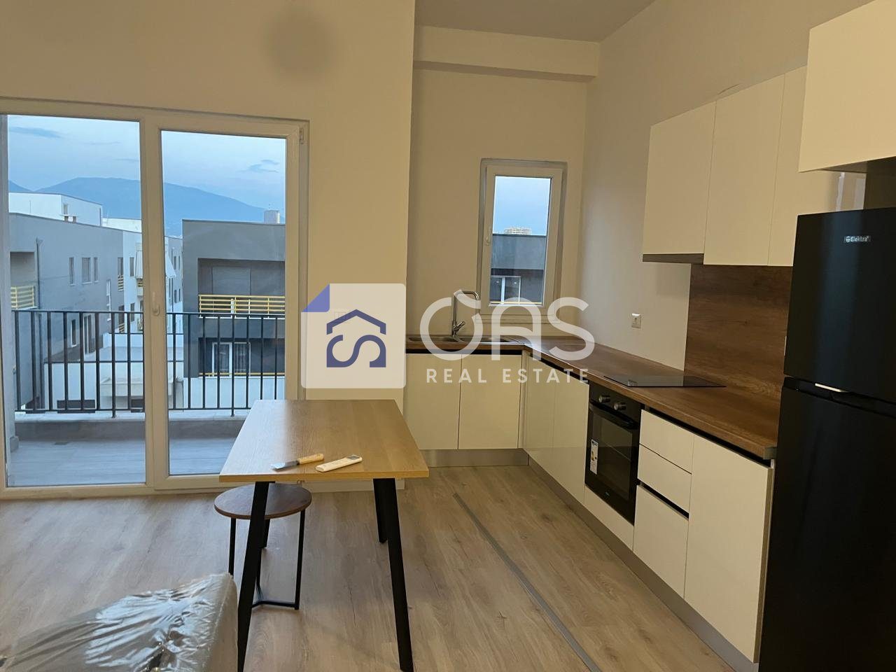 Jepet apartament me qera 1+1 Laprake 4