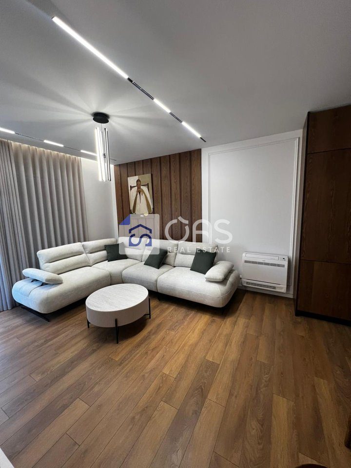 Jepet me qera super apartament 3+1+2+Verande+Parkim tek Bulevardi I Ri.