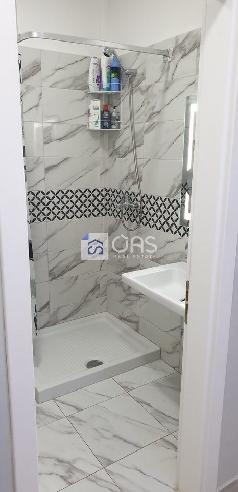 Jepet me qera apartament 1+1+ post parkimi ne Kinostudio 3