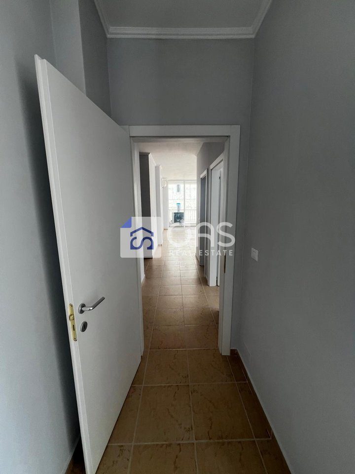 Jepet me qera apartament 2+1+2+2 poste parkimi tek Bulevardi i Ri. 2