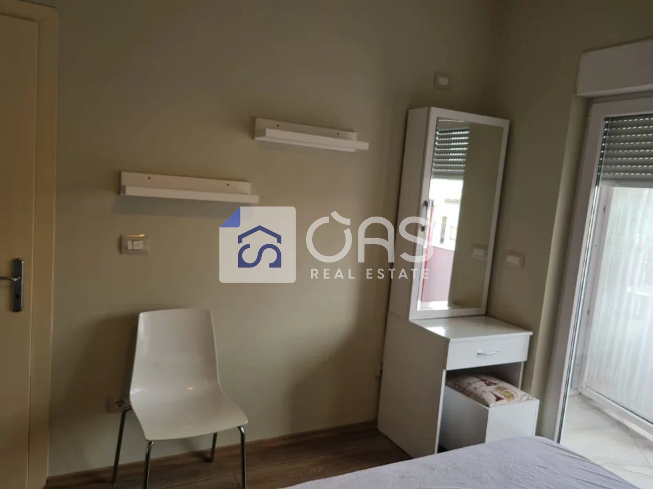 Jepet apartament me qera 1+1 Astir 4