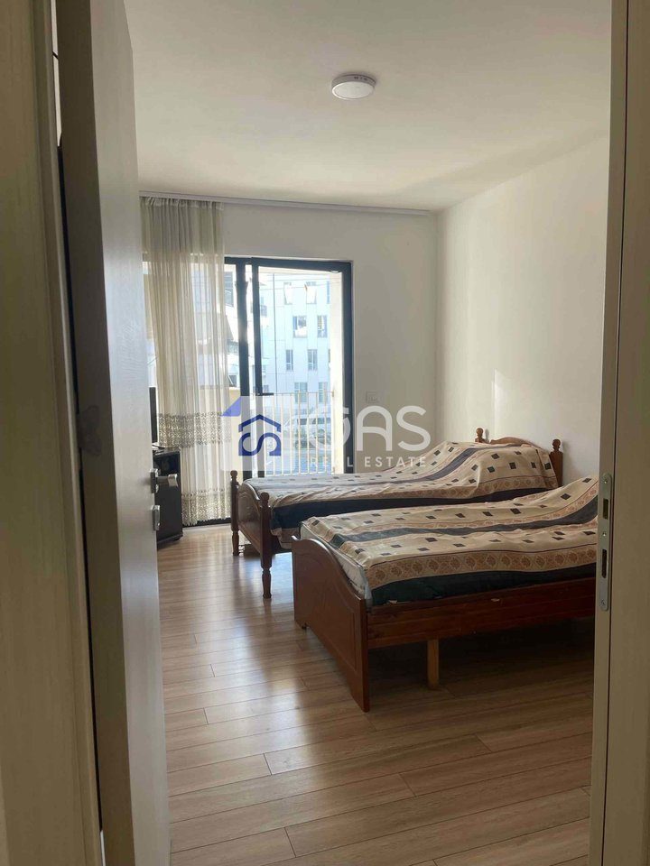 Shitet apartament 3+1+2 tek 5 Maj 3