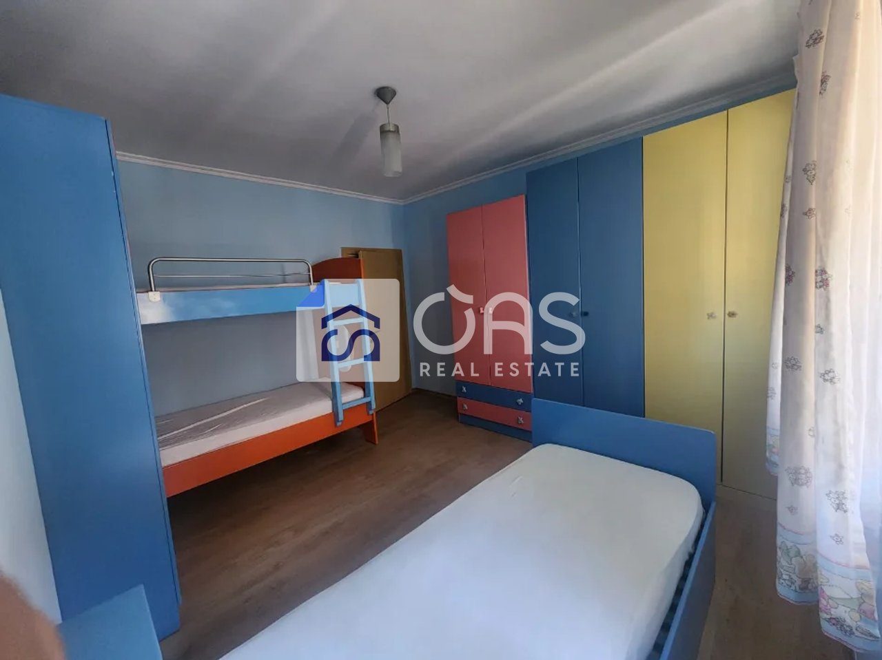 Jepet me qera apartament 2+1 tek Komuna e Parisit 4