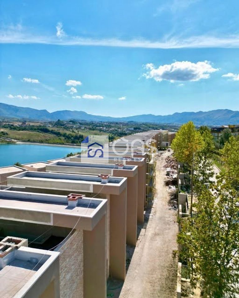 Shitet Duplex tek Swan Residence buze Liqenit te Farkes. 3
