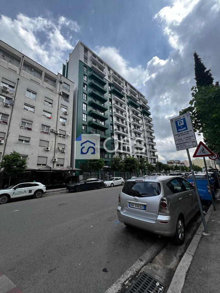 Shitet apartament 2+1 tek Komuna e Parisit (Bega 07)