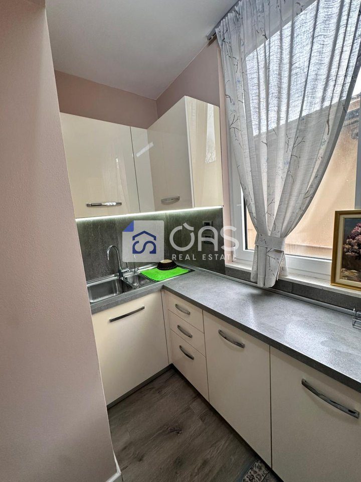 Jepet apartament me qera 2+1 tek Komuna e Parisit 2