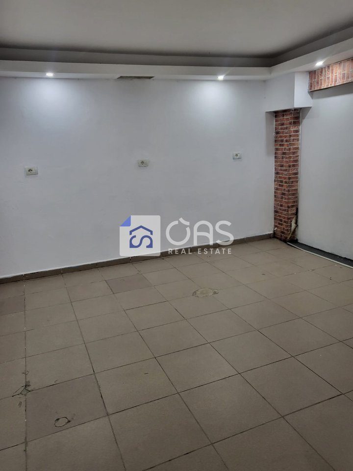 Jepet Dyqan me qira tek Komuna e Parisit 4