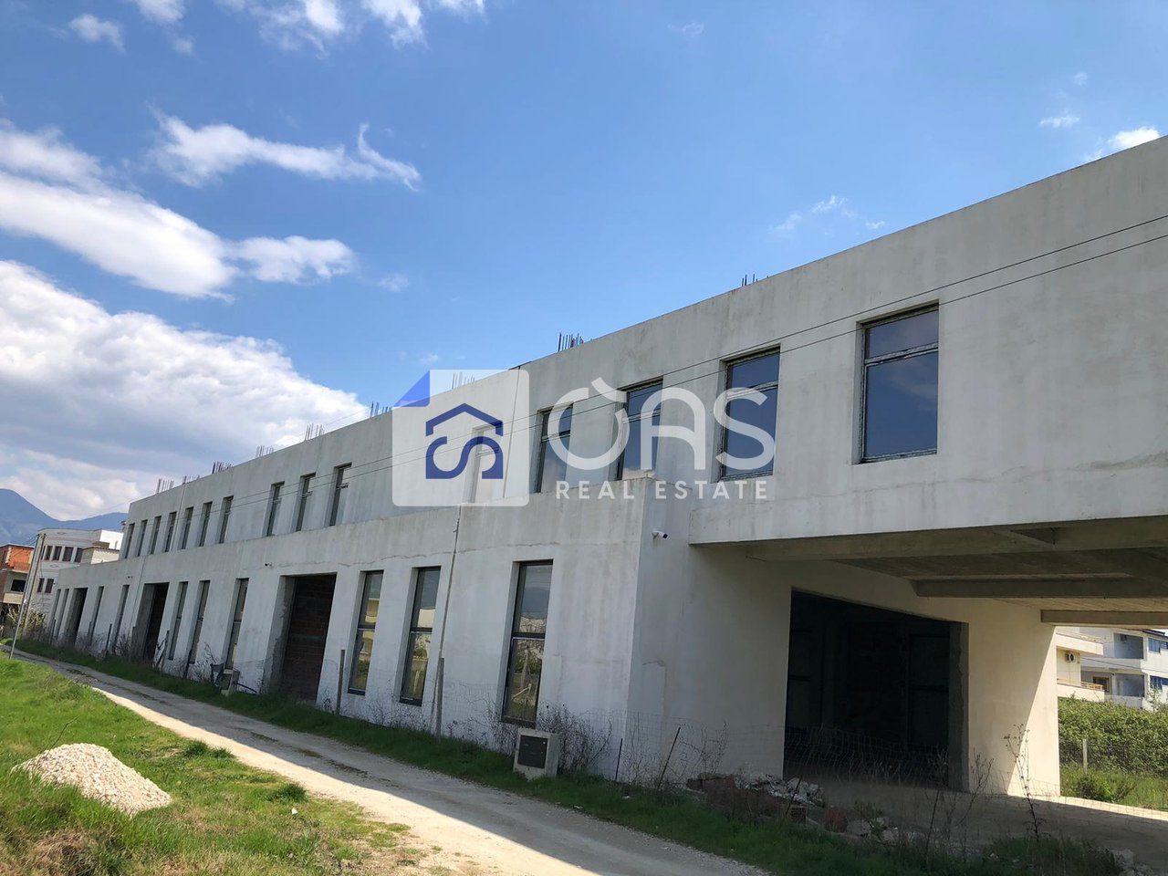 Godinë 2+1 Me Qira në Kamëz - 8000€ | 2000 m² 2