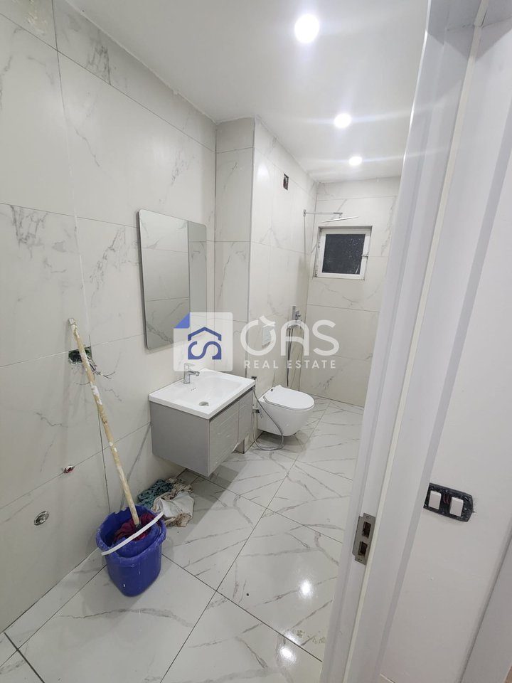 Shitet apartament 1+1 tek Komuna e Parisit 4