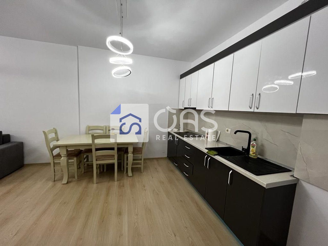 Jepet apartament me qera 2+1 Stacioni Trenit 3