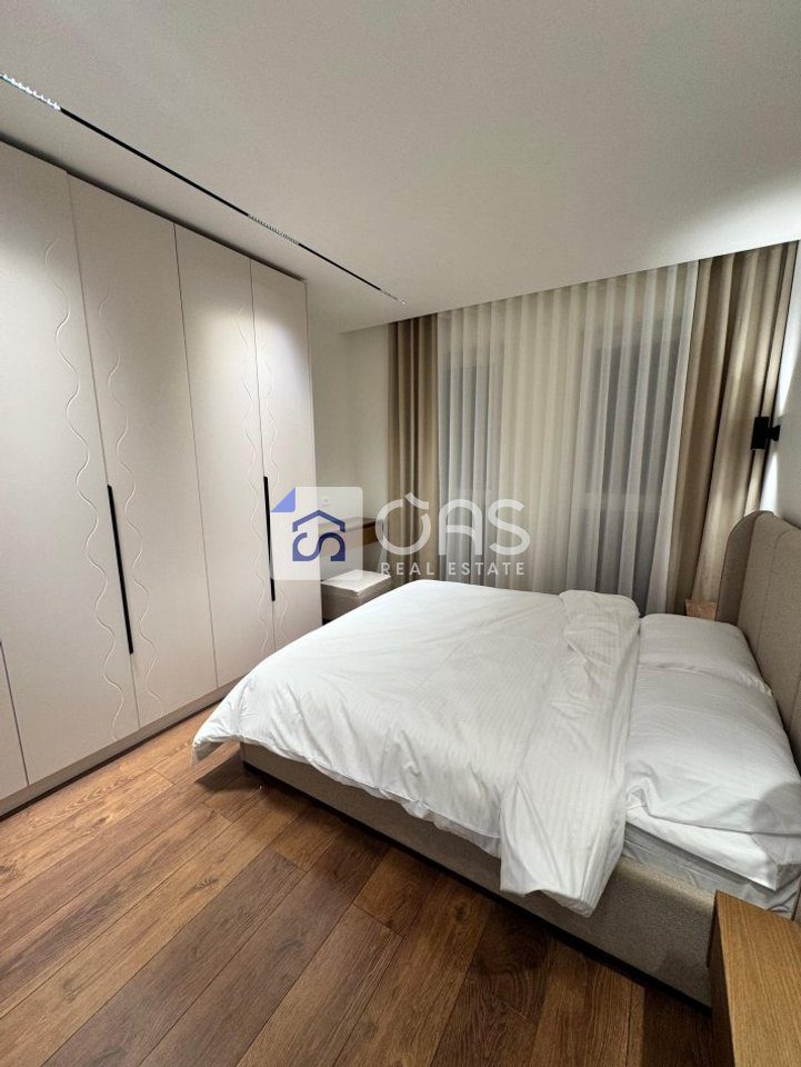 Jepet apartament me qera 2+1+post parkimi ne Xhamllik 2