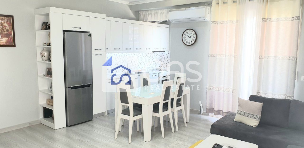 Jepet me qera apartament 1+1+ post parkimi ne Kinostudio
