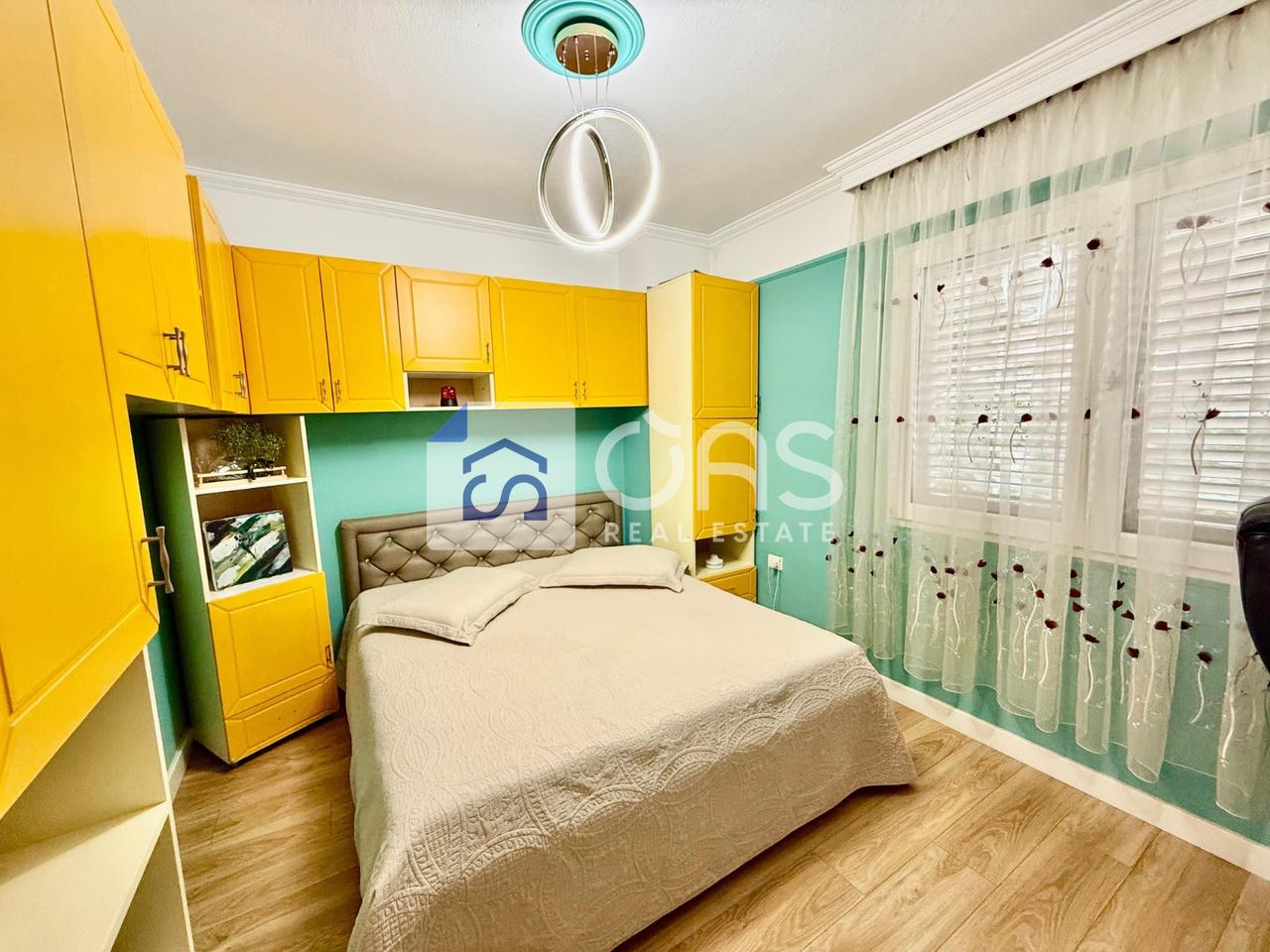 jepet me qera apartament 2+1+2 tek Komuna e Parisit 3