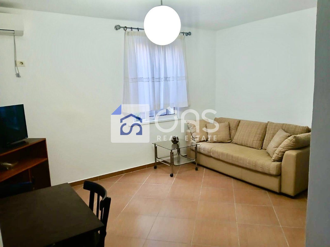 Jepet me qera apartamenti 1+1 ne qender