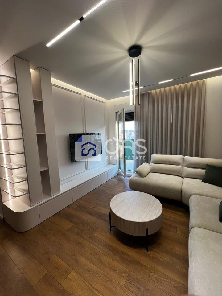 Jepet me qera super apartament 3+1+2+Verande+Parkim tek Bulevardi I Ri. 2