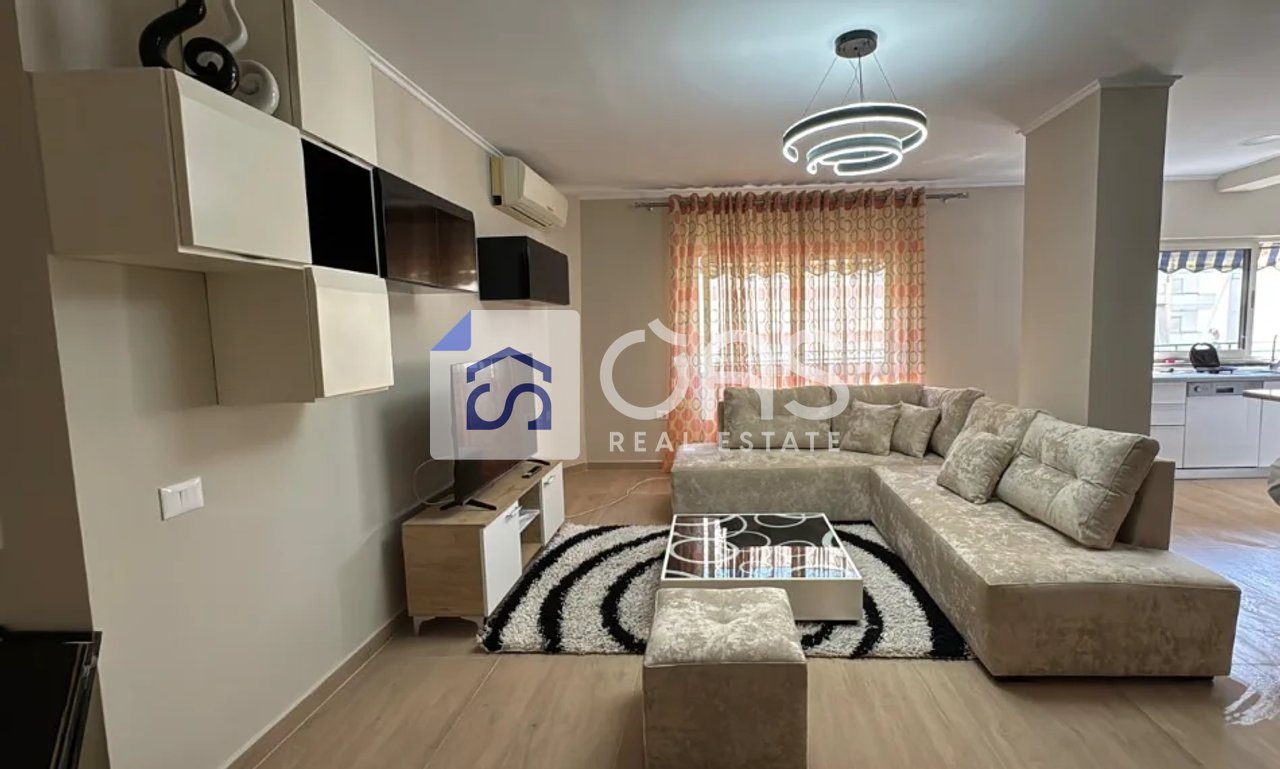 Jepet me qera apartament 2+1 tek Komuna e Parisit