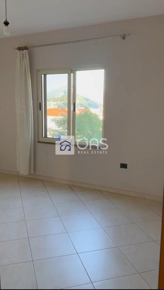 Jepet me qera Apartament
1+1+2 ballkone ne Kinostudio
35.000lek 2