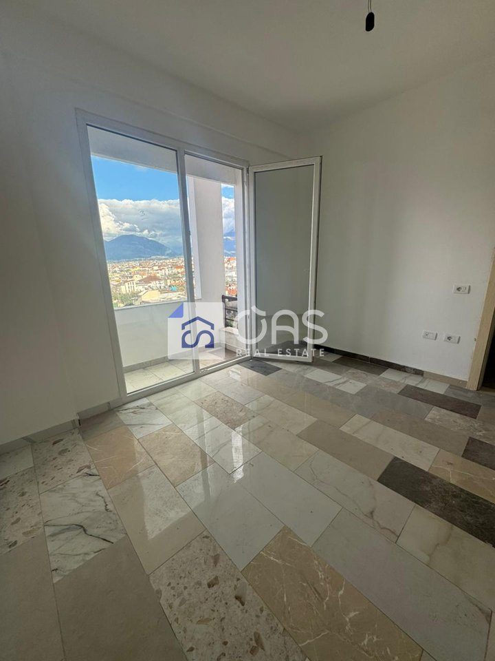 Shitet apartament 2+1+2 ne Pallatet e Verdha 2