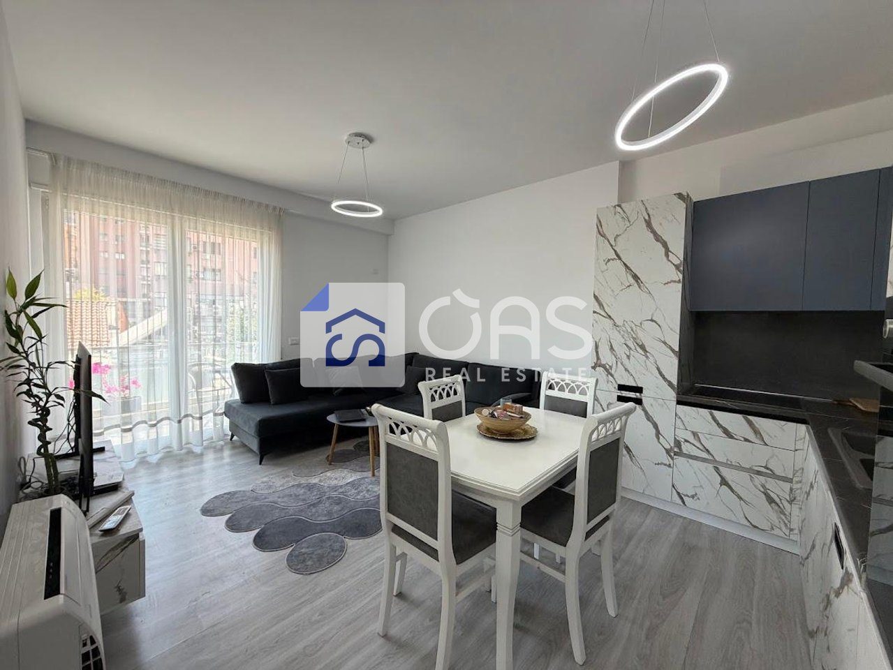 Jepet me qera apartament 1+1 te Rruga e Barikadave.