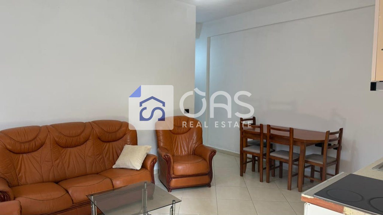 Jepet Apartament me qera 1+1 BULEVARDI I RI (KRYQEZIMI) 2