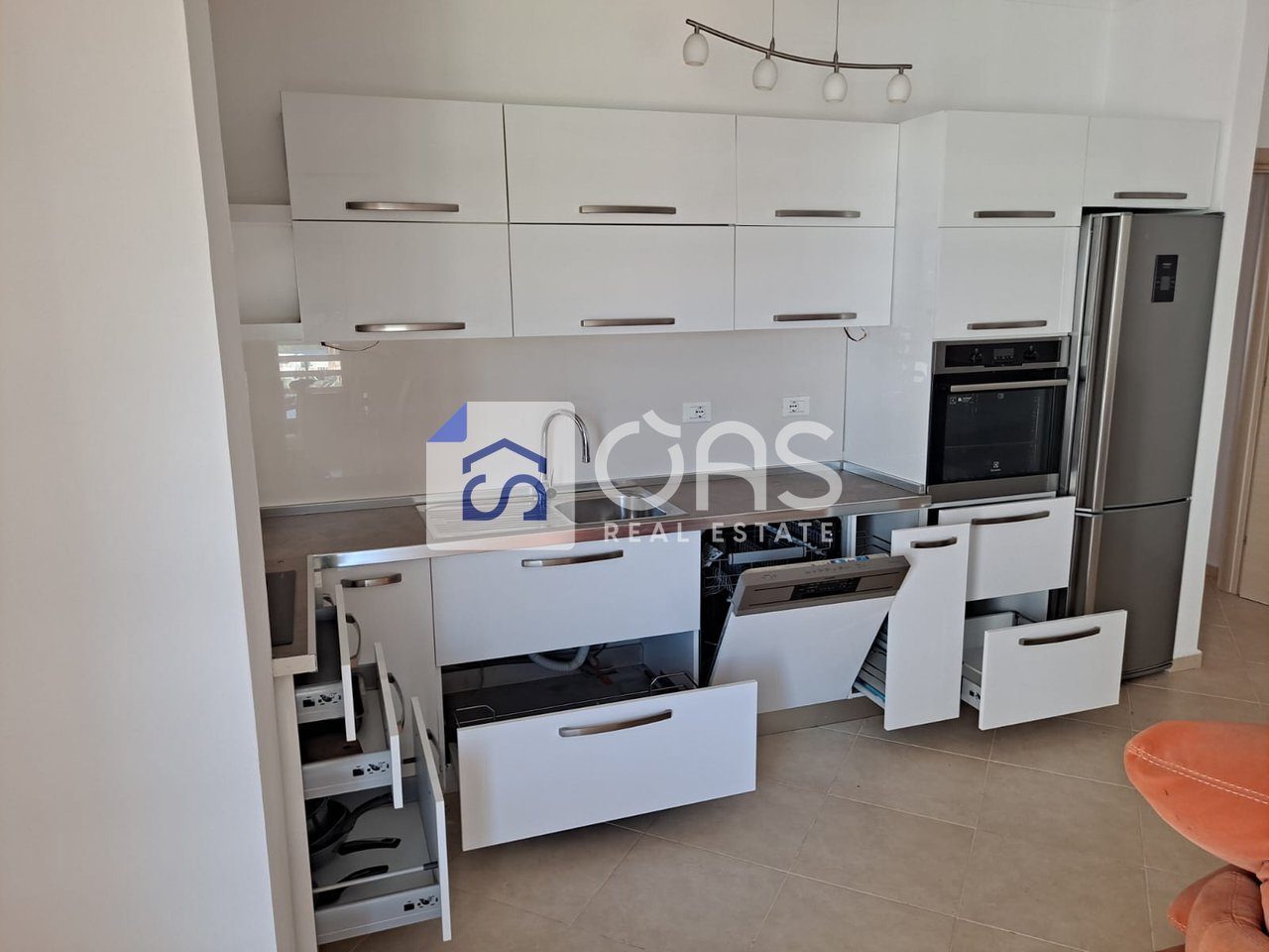 Jepet apartament me qera 2+1+ garazhd tek Liqeni i Tiranes 2