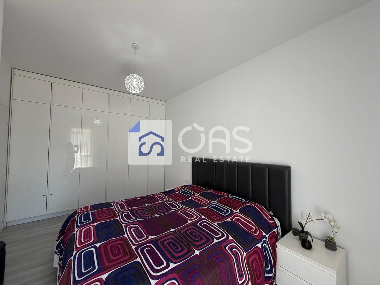 Jepet me qera apartament 1+1 te Rruga e Barikadave. 4