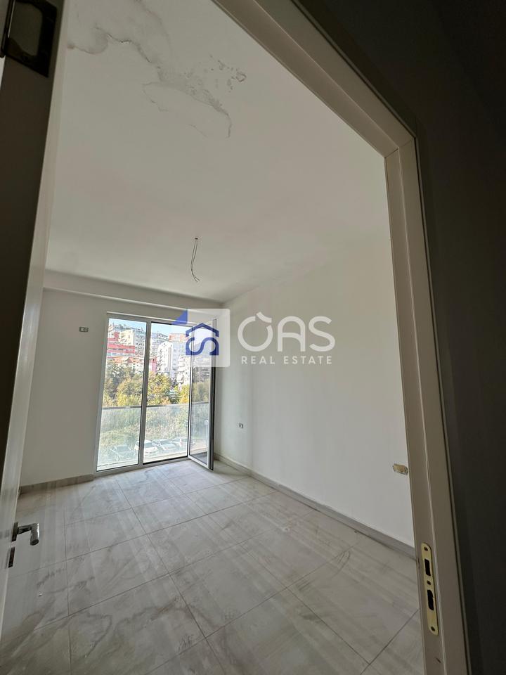 Shitet Apartament 2+1+2 tek Liqeni i Thate 4