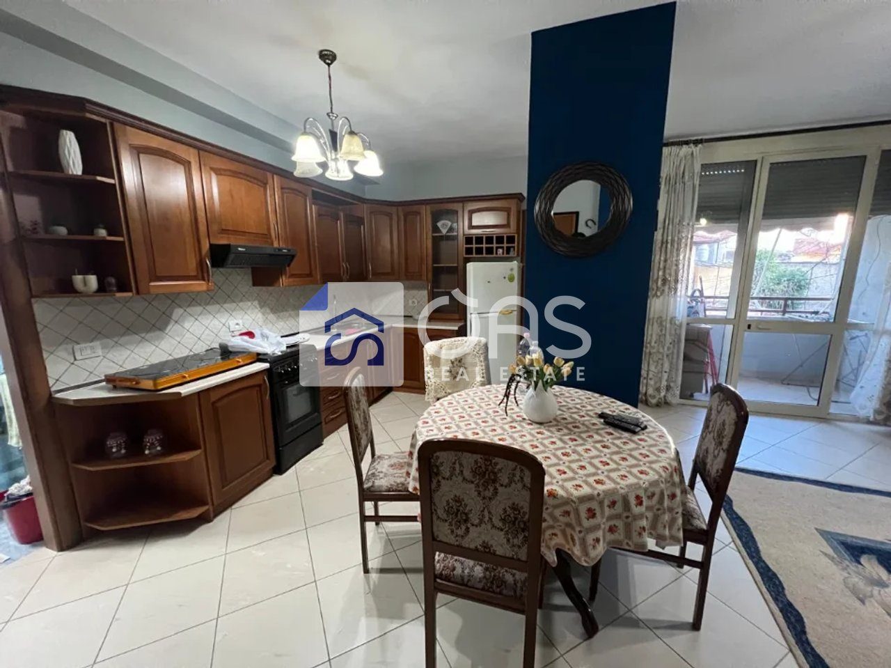 Jepet apartament me qera 1+1 Rruga Furtuzi 3