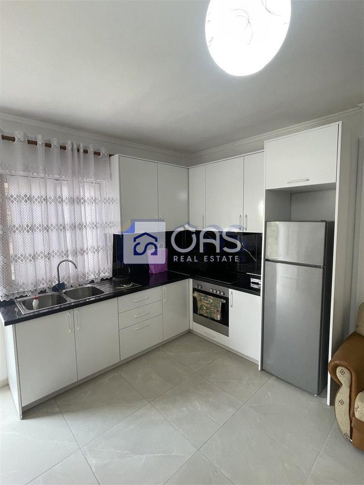 Jepet me Qera Apartament 1+1+Post parkimi ne Institut.