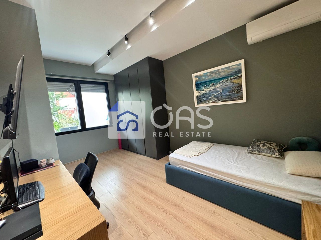 Shitet apartament 3+1+2+2 Garazhde Tek Liqeni i Thate 4
