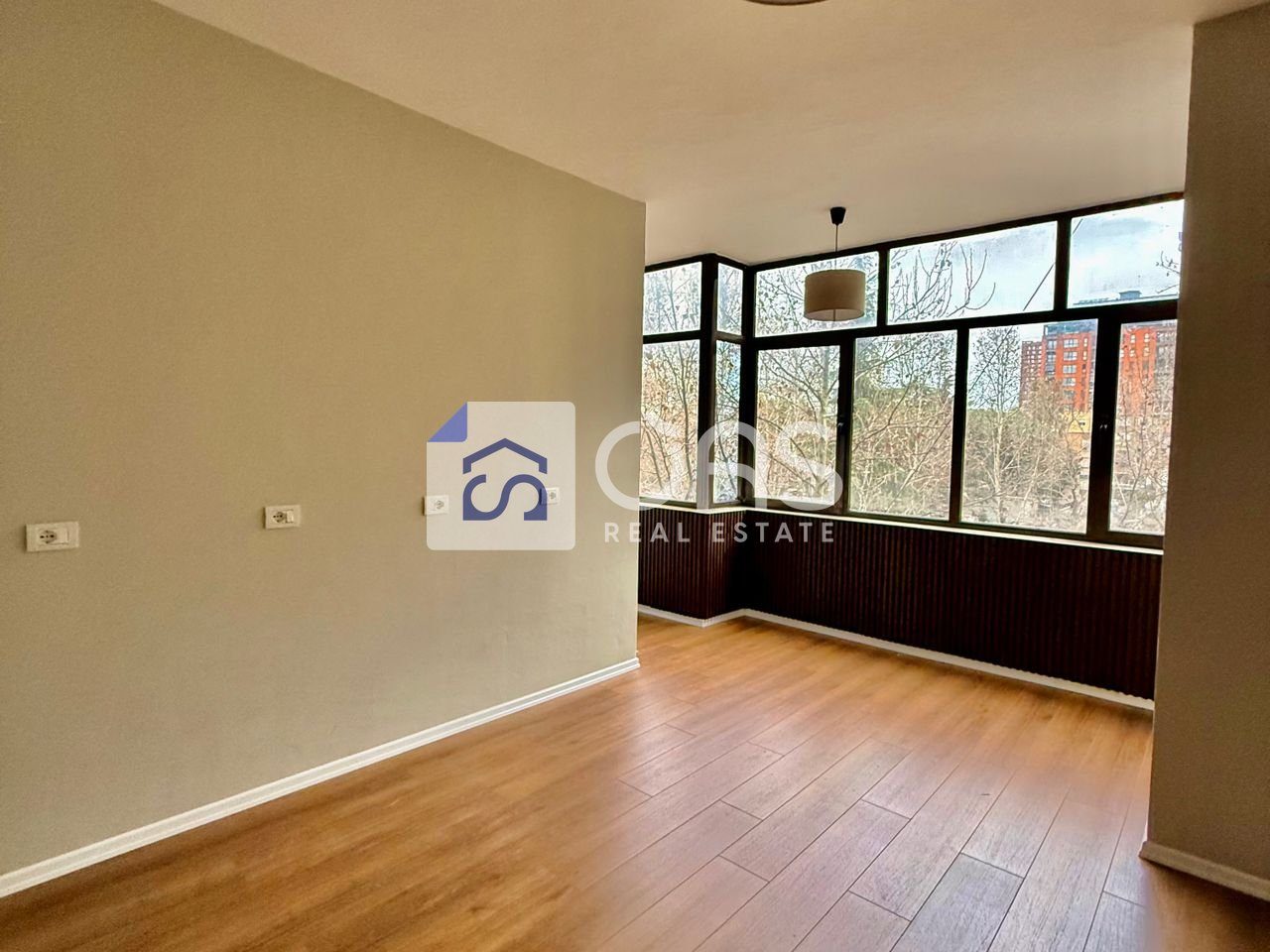 Jepet apartament me qera 1+1 perball Gjykates