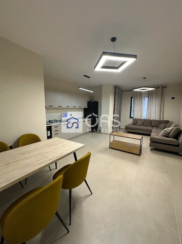 Jepet me qera apartament 2+1+lavanderi tek Komuna e Parisit