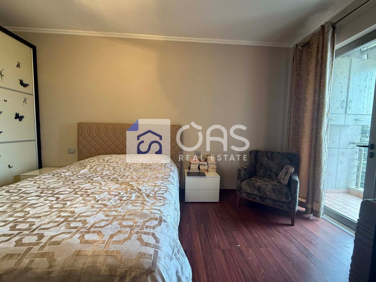 Shitet apartament 2+1 rruga dibres 4