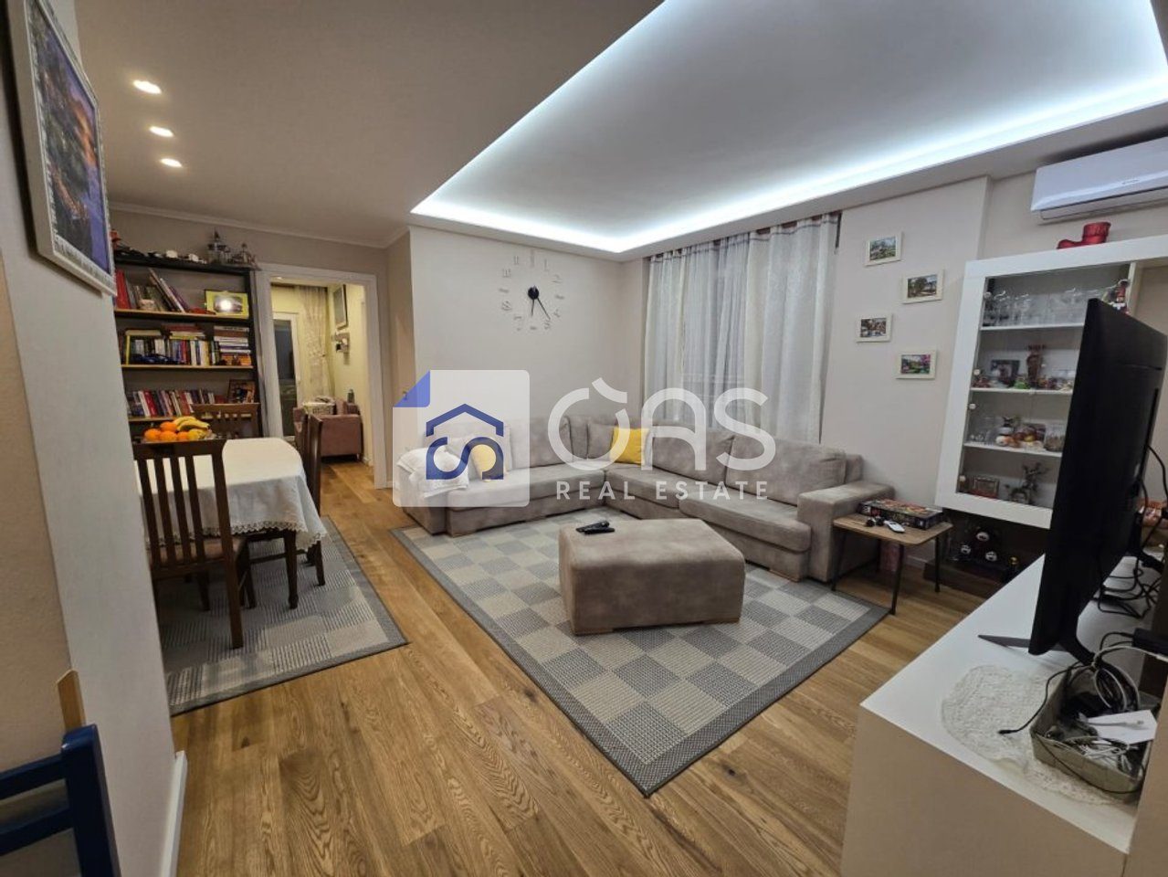 Jepet me qera apartament 3+1 tek Pazari i Ri 2
