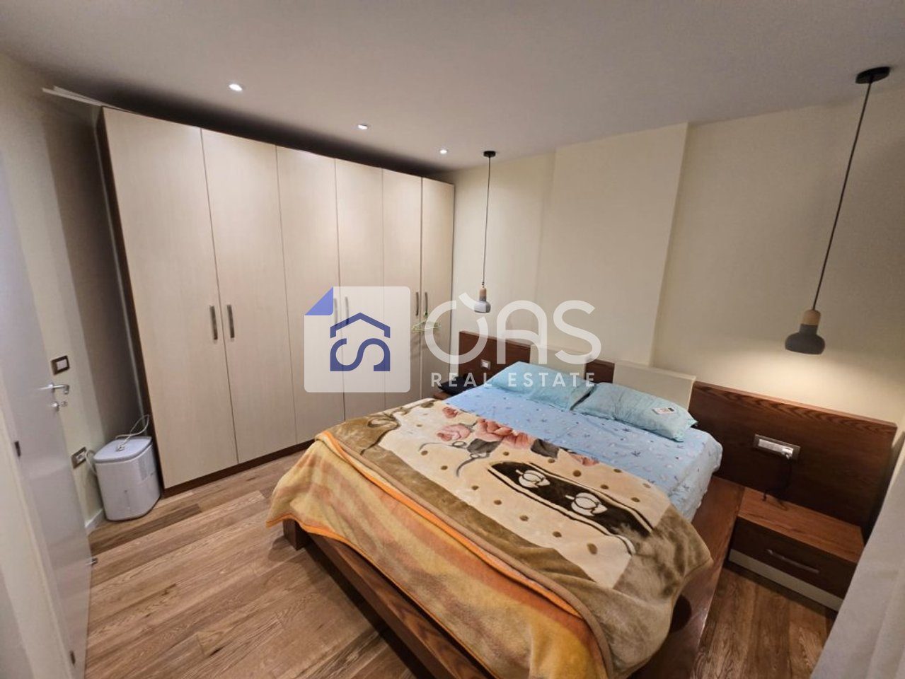 Jepet me qera apartament 3+1 tek Pazari i Ri 3