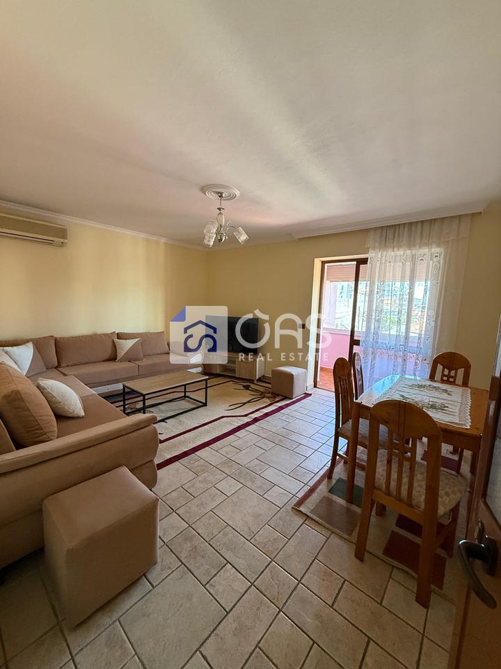Jepet me qera apartament 3+1 ne Xhamllik