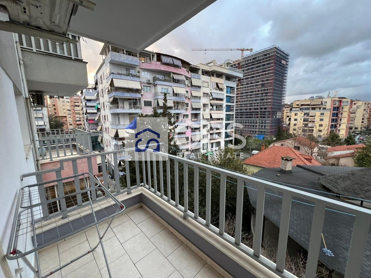 Jepet apartament me qera 2+1 tek Komuna e Parisit 4