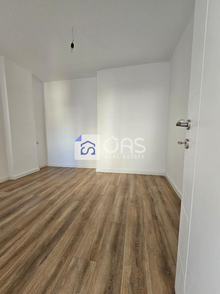 Shitet apartament 1+1 tek Mozaiku i Tiranes. 3