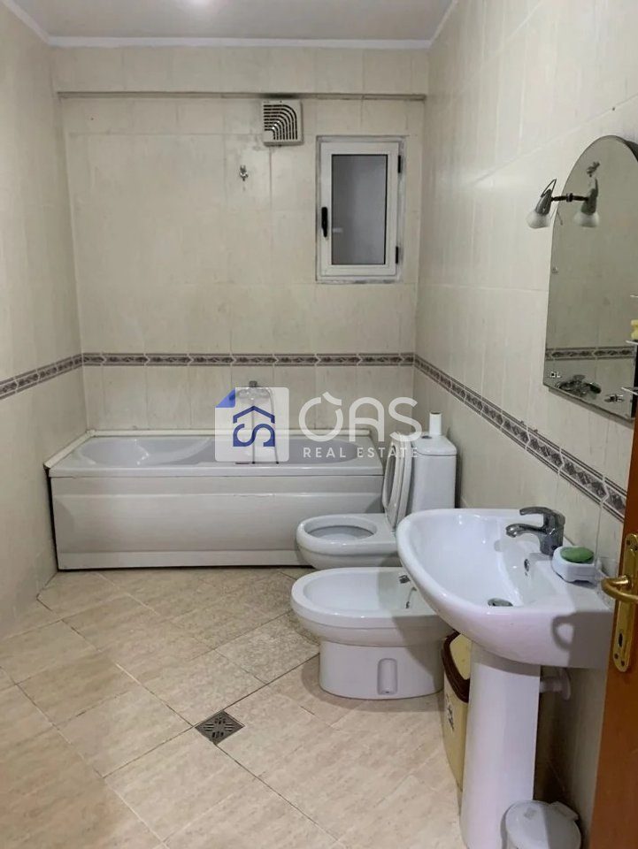 Jepet me qera apartament 2+1 tek Komuna e Parisit 4