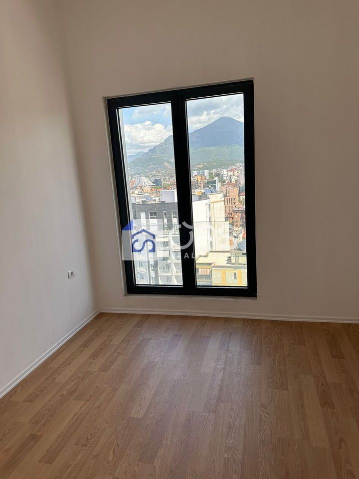 Shitet Apartament 3+1+2 rruga barrikadave 2