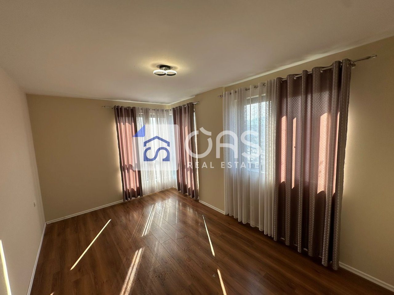 Jepet apartament 2+1+post parkimi me qera ne Astir 2