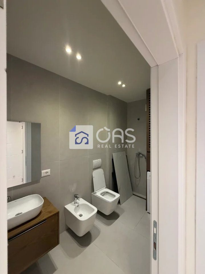 Jepet me qera apartament 3+1+2+2 Poste Parkimi tek Bulevardi I Ri. 4