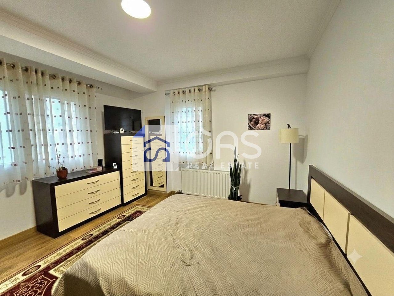 Jepet me qera apartamenti 2+1+garazh kopshti botanik 2