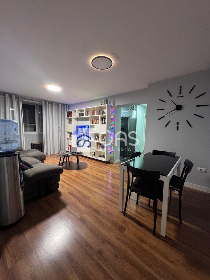 Jepet me qera apartament 2+1 ne Bllok.