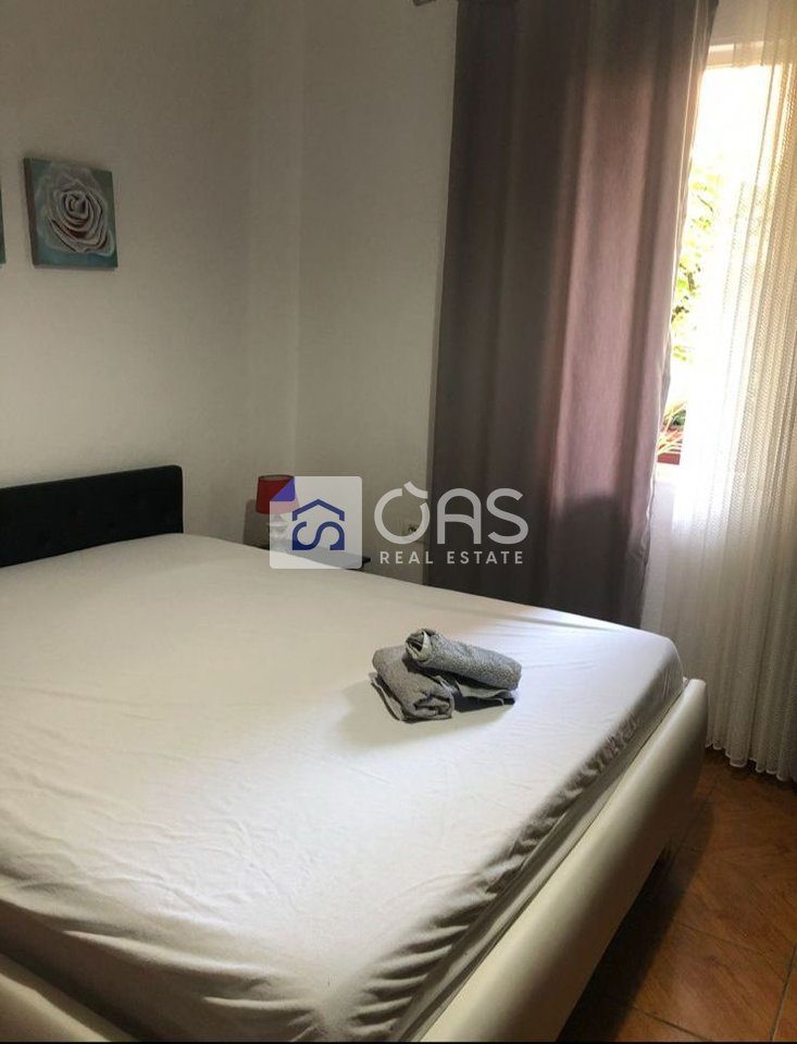 Jepet apartament me qera 1+1 tek Komuna e Parisit 3