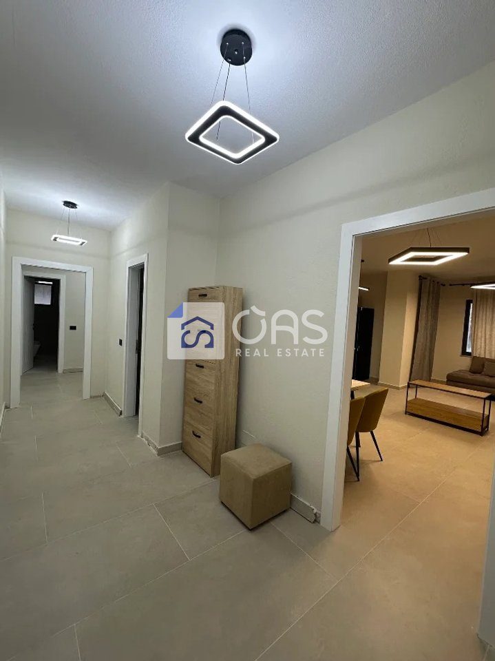 Jepet me qera apartament 2+1+lavanderi tek Komuna e Parisit 2