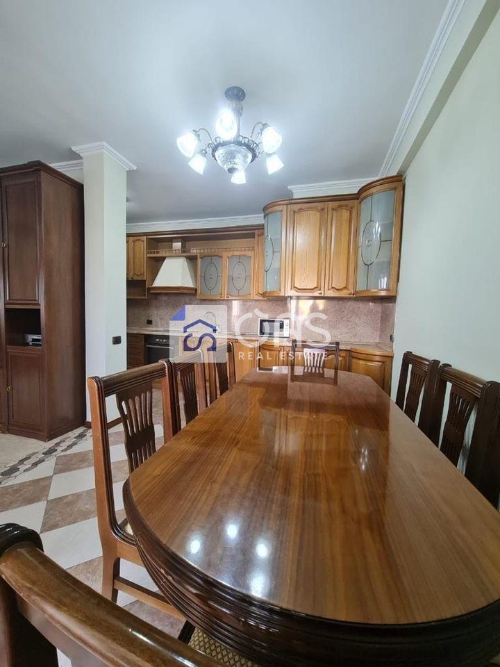 Jepet me qera Apartament 3+1+2 (Bulevardi Zogu i Parë, pranë Intesa San Paolo) 2