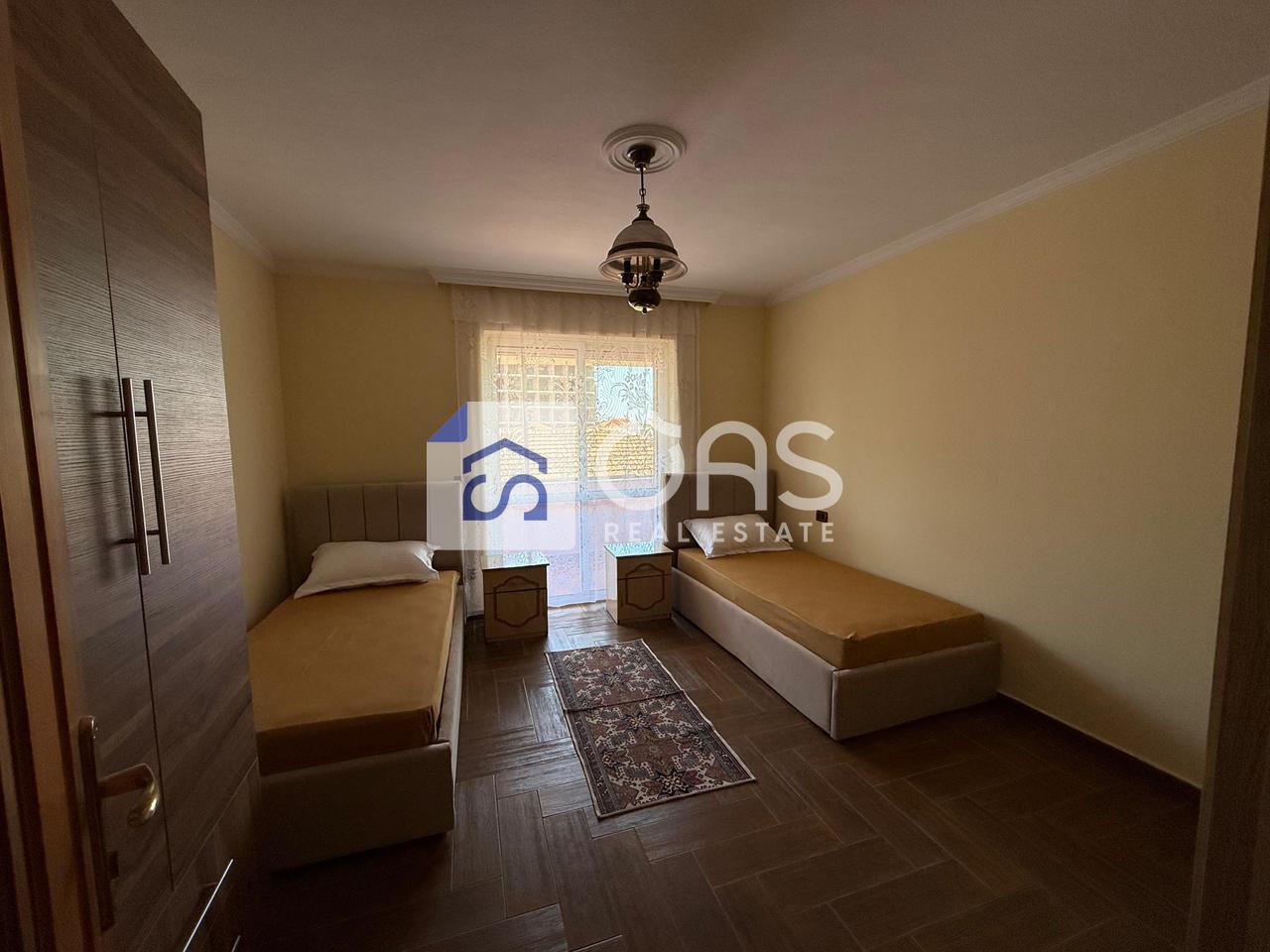 Jepet me qera apartament 3+1 ne Xhamllik 4